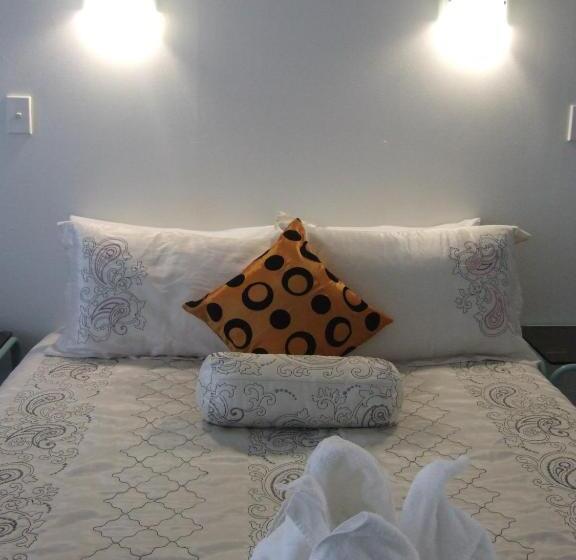 استودیوی استاندارد, Palm Court Motor Inn