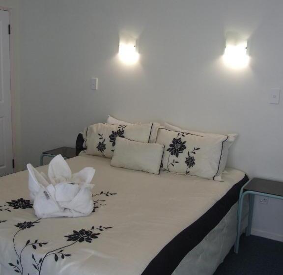 استودیوی استاندارد, Palm Court Motor Inn