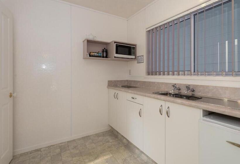 استودیوی استاندارد, Palm Court Motor Inn