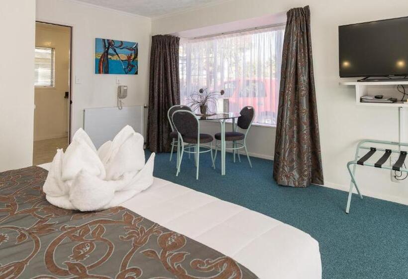 استودیوی استاندارد, Palm Court Motor Inn