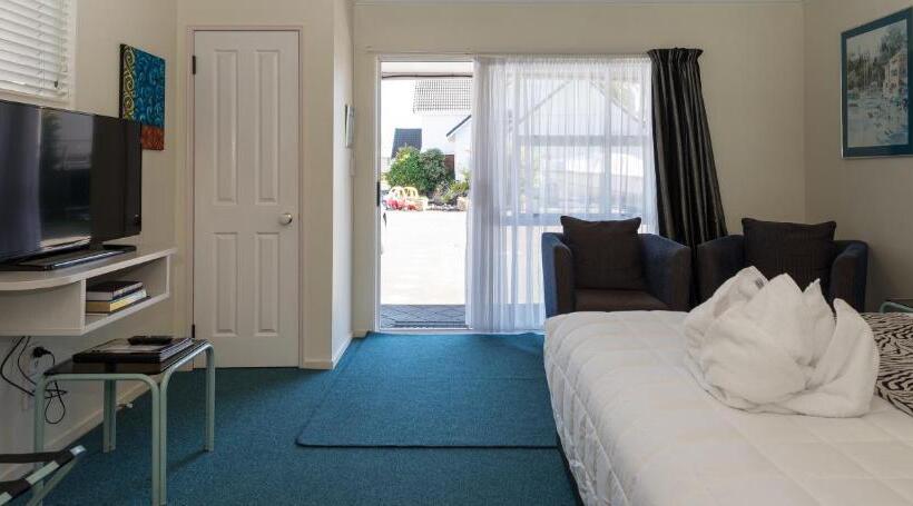 استودیوی استاندارد, Palm Court Motor Inn