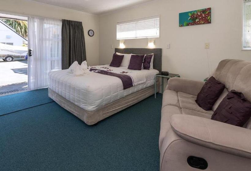 استودیوی استاندارد, Palm Court Motor Inn