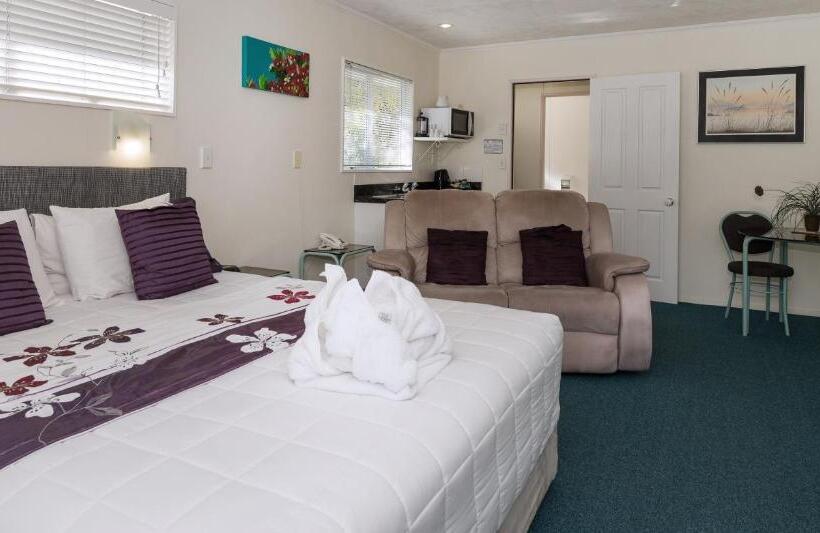 استودیوی استاندارد, Palm Court Motor Inn