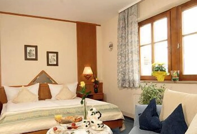 اتاق استاندارد سه نفره, Uhl