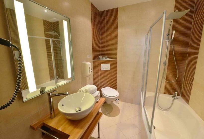 اتاق استاندارد سه نفره, Relais De La Cote D Or