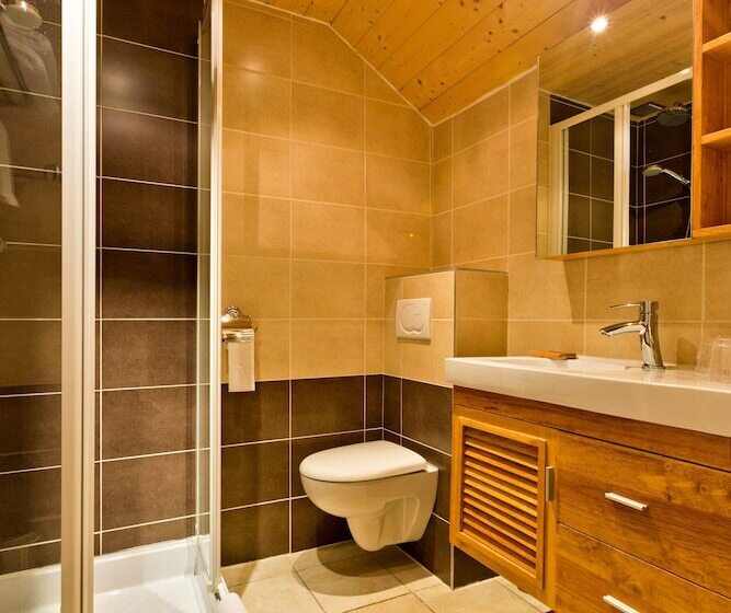 اتاق استاندارد سه نفره, Logis Hotel & Spa Beau Site