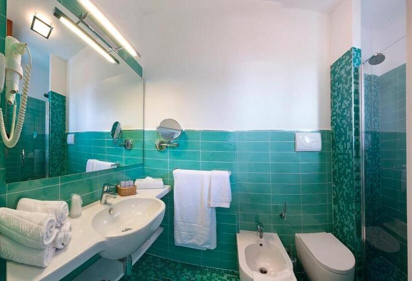 اتاق استاندارد سه تخته با بالکن, Montecarlo