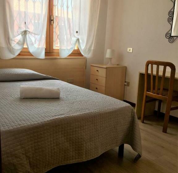 Standard Single Room, Nazionale