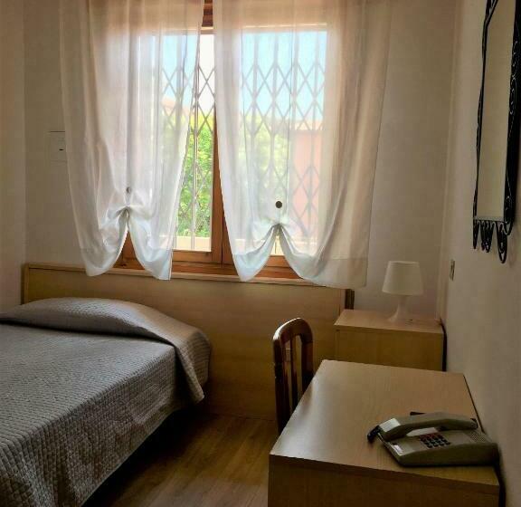 Standard Single Room, Nazionale