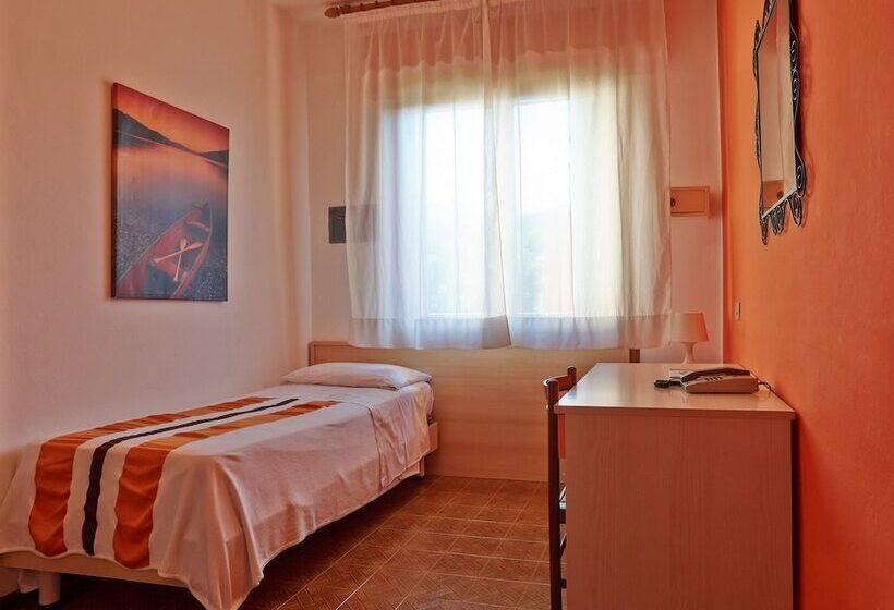 Standard Single Room, Nazionale