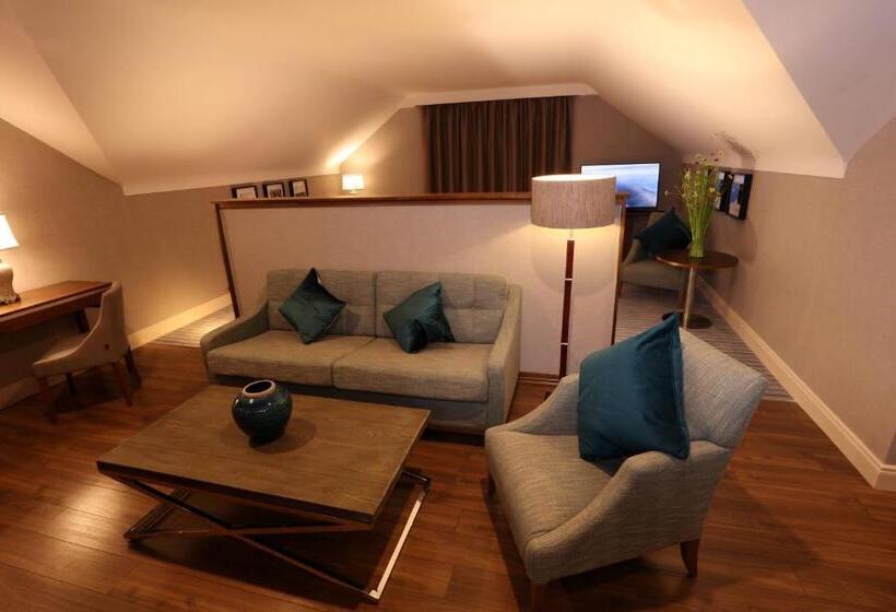 استودیوی لوکس, Vaughan Lodge