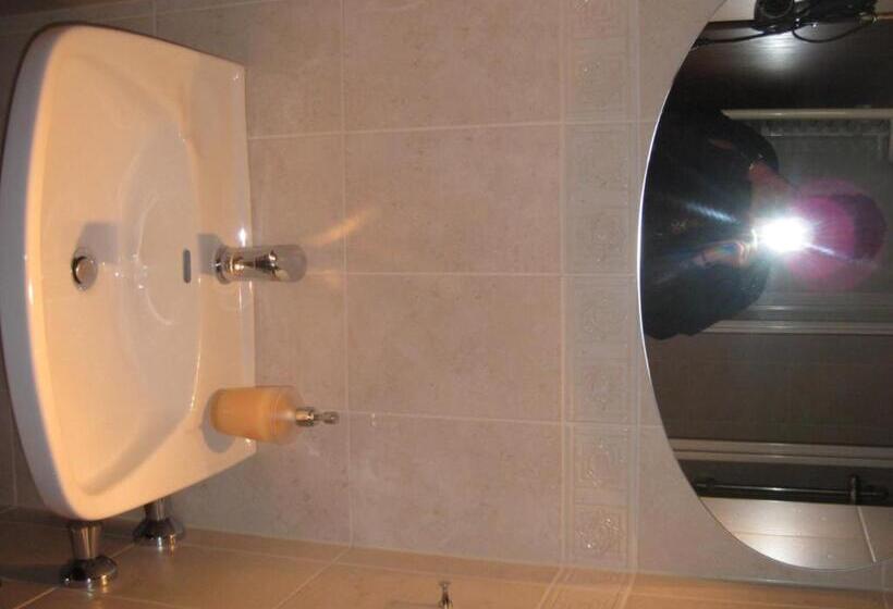 اتاق استاندارد سه نفره, Panoramahotel Karwendelhof