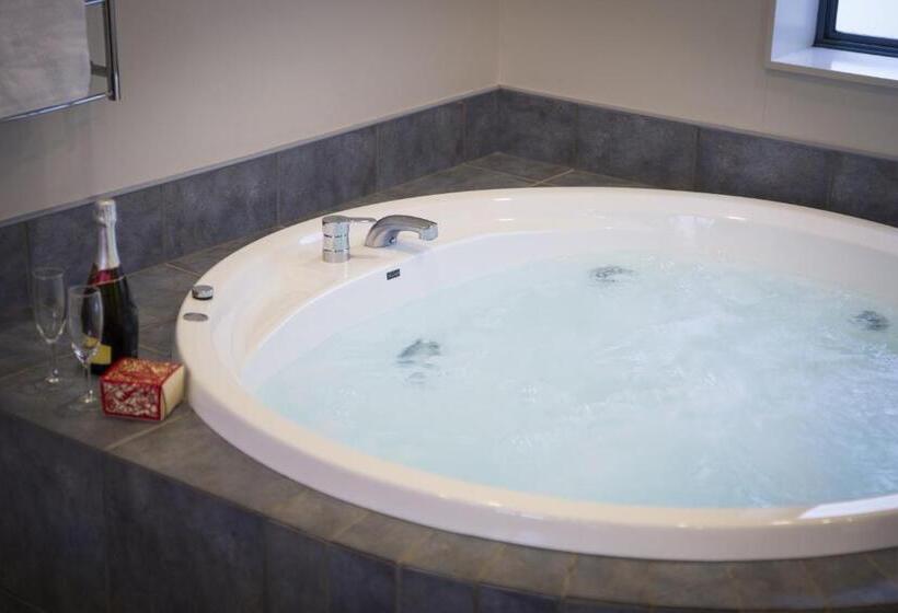 استودیوی استاندارد, Aubyn Court Spa Motel