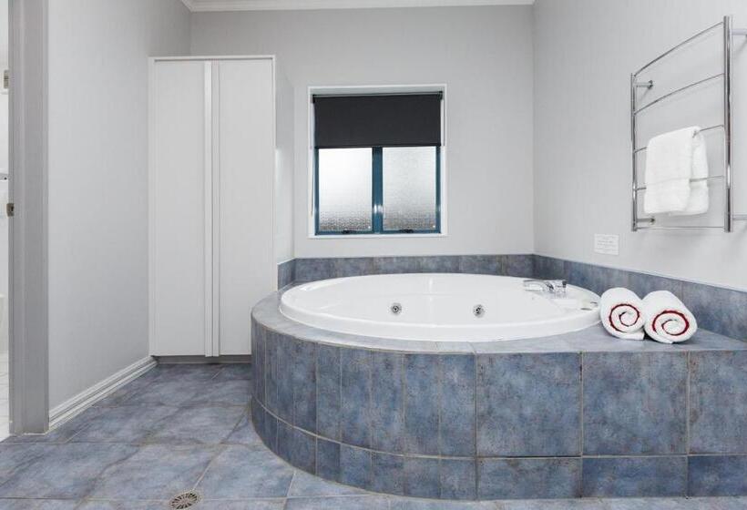 استودیوی استاندارد, Aubyn Court Spa Motel