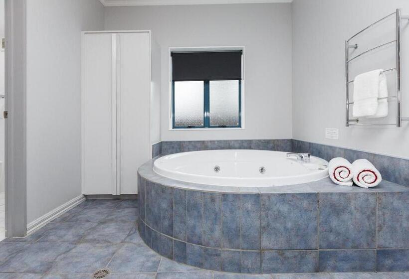 استودیوی استاندارد, Aubyn Court Spa Motel