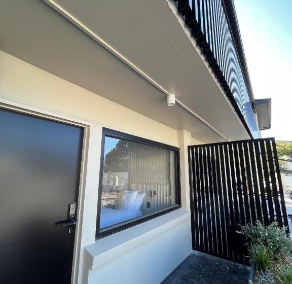 اتاق خانوادگی, Motel Caloundra