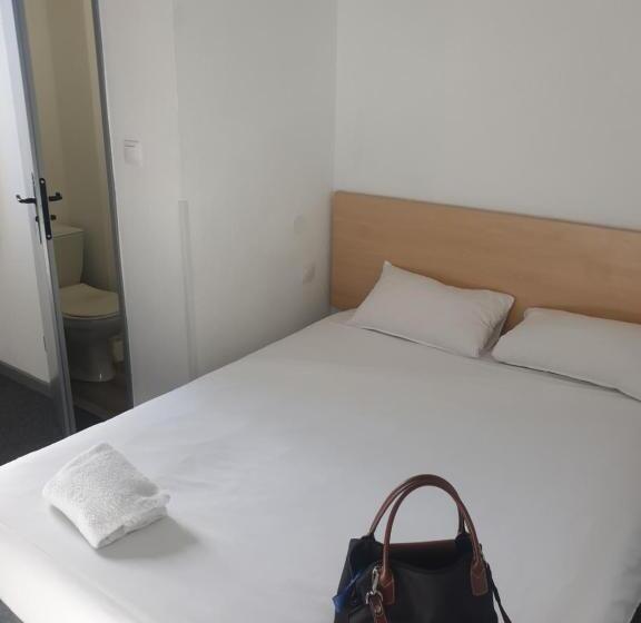 اتاق استاندارد با سرویس بهداشتی مشترک, Fasthotel Montpellier Ouest   Un Hôtel Fh Classic