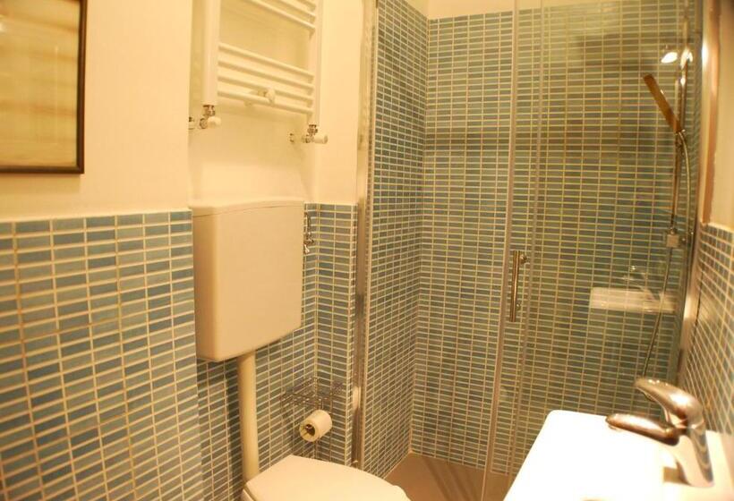 Standard Room Shared Bathroom, Albergo Teatro