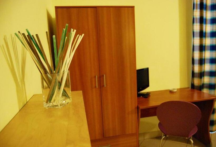 Standard Room Shared Bathroom, Albergo Teatro