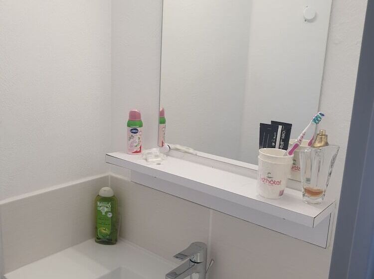 اتاق استاندارد با سرویس بهداشتی مشترک, Fasthotel Montpellier Ouest   Un Hôtel Fh Classic