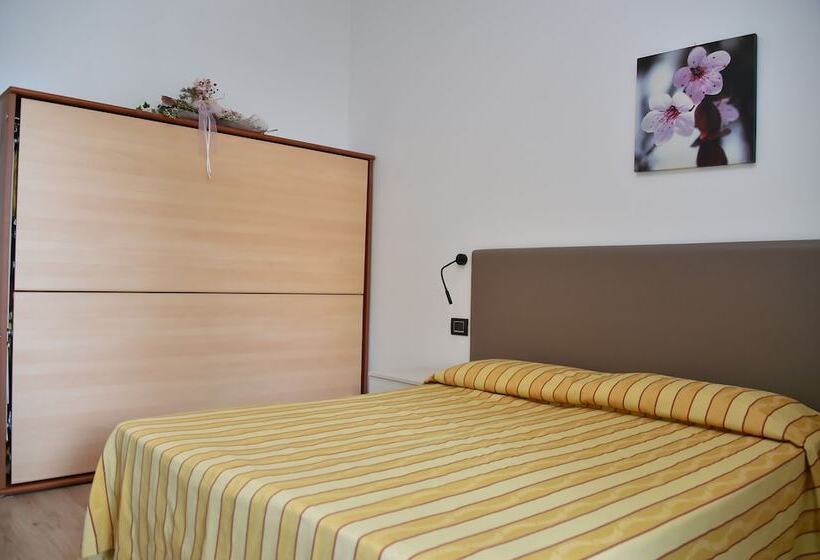 Standard Quadruple Room with Balcony, Golf S