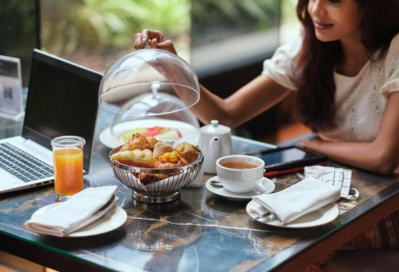 اتاق کلاب, Hyatt Regency Gurgaon