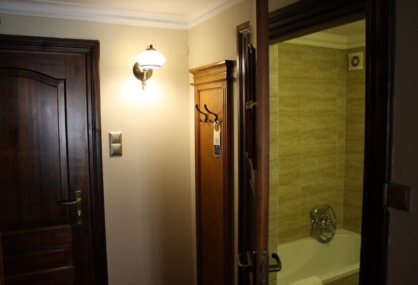 اتاق سوپریور سه تخته, Petite Fleur   Adults Only ! Air Conditioning !
