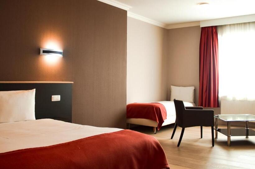 Standard Triple Room, Taormina Brussels Airport