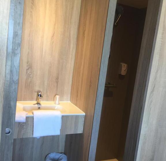 اتاق استاندارد سه نفره, The Originals Access Aéroport, Hôtel Aurillac