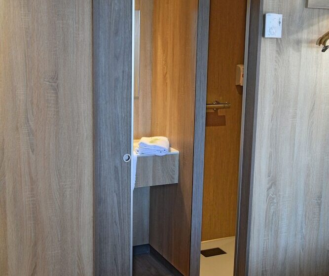اتاق استاندارد یک نفره, The Originals Access Aéroport, Hôtel Aurillac