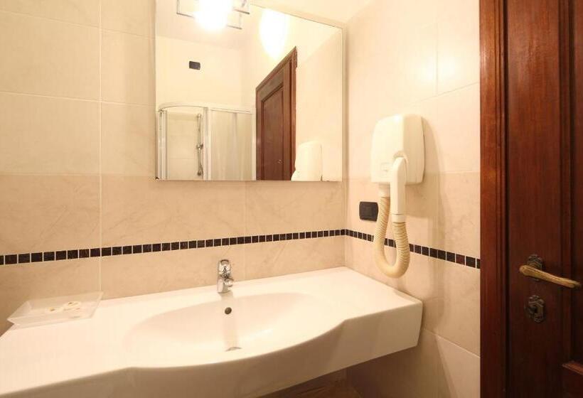 استودیوی استاندارد, Residence Hotel Kriss