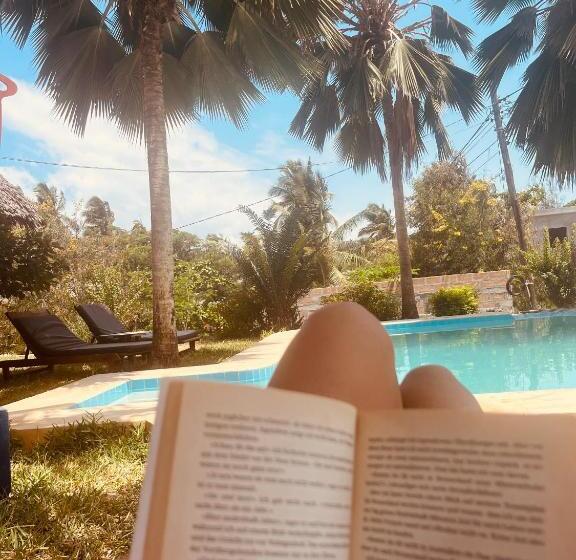 اتاق لوکس, Art Hotel Zanzibar