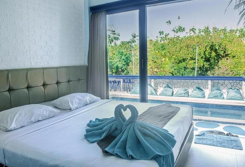 اتاق لوکس, Bombora Surf Camp