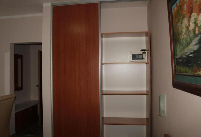 Standard Single Room with Balcony, Perjanik