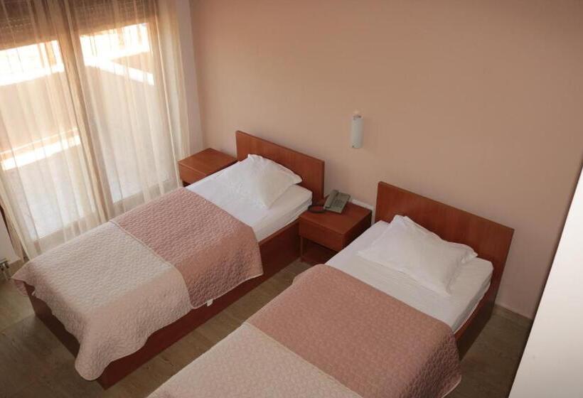 Standard Single Room with Balcony, Perjanik