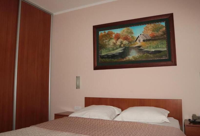 Deluxe Room with Balcony, Perjanik