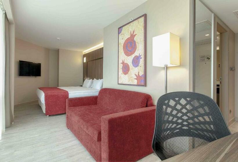 Business Room, Ramada Encore By Wyndham Izmir