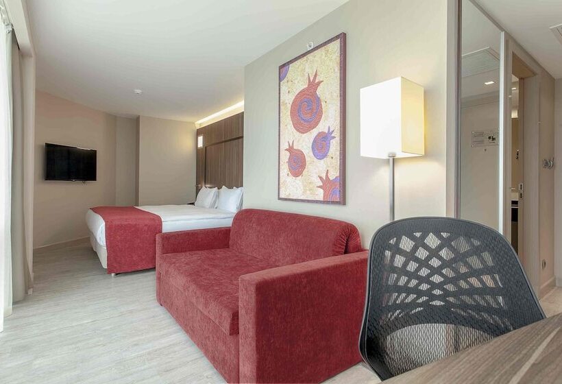 اتاق استاندارد با تخت بزرگ, Ramada Encore By Wyndham Izmir