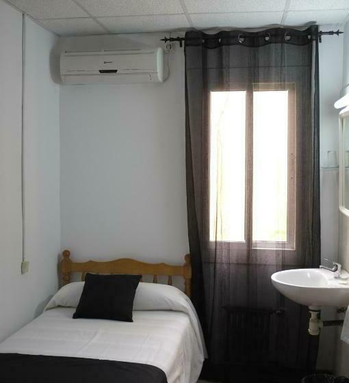 Standard Single Room Shared Bathroom, Hostal Europa