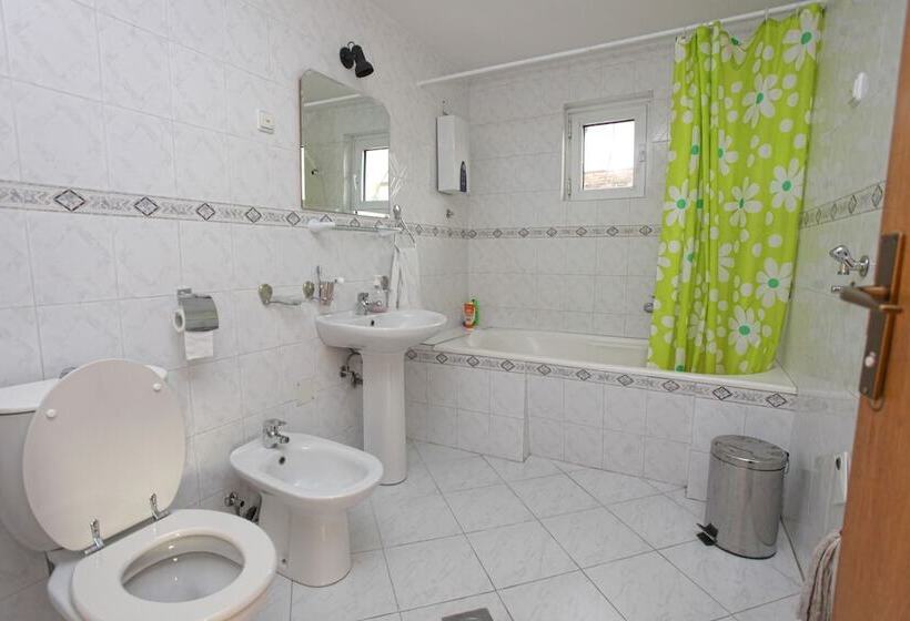 Standard Triple Room Shared Bathroom, Hostel Bed&coffee 360°