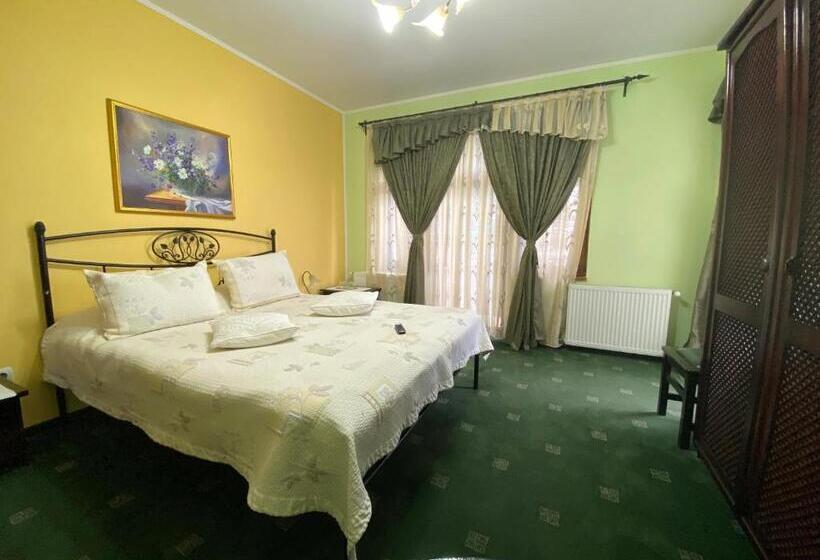 Standard Room with Balcony, Pensiunea Crocus   Sauna & Billiard