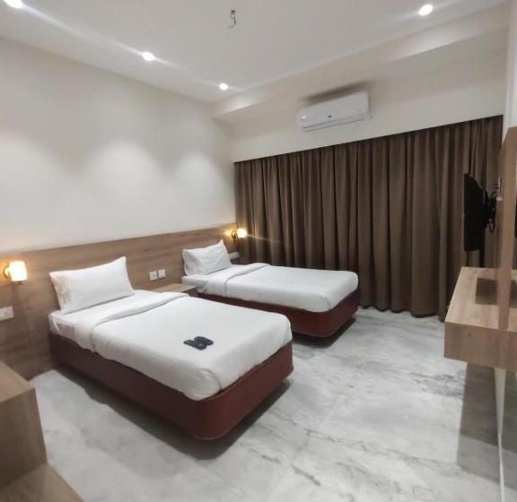 اتاق لوکس با تخت بزرگ, Royal Paris