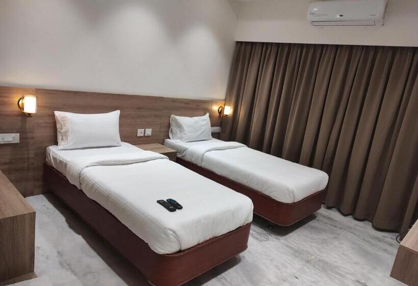 اتاق لوکس با تخت بزرگ, Royal Paris
