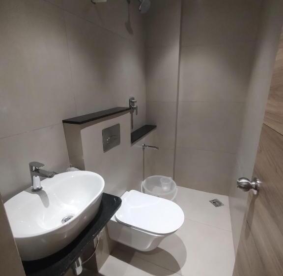 اتاق لوکس با تخت بزرگ, Royal Paris