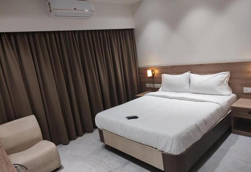 اتاق لوکس با تخت بزرگ, Royal Paris