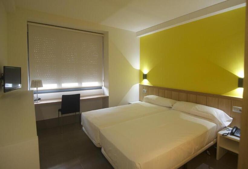 اتاق استاندارد سه نفره, The Book Factory Hostel