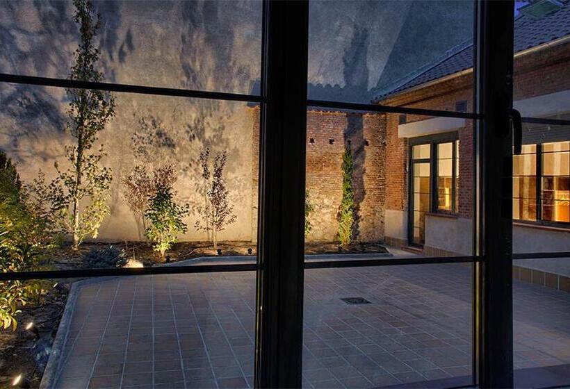 اتاق استاندارد چهار تخته, The Book Factory Hostel