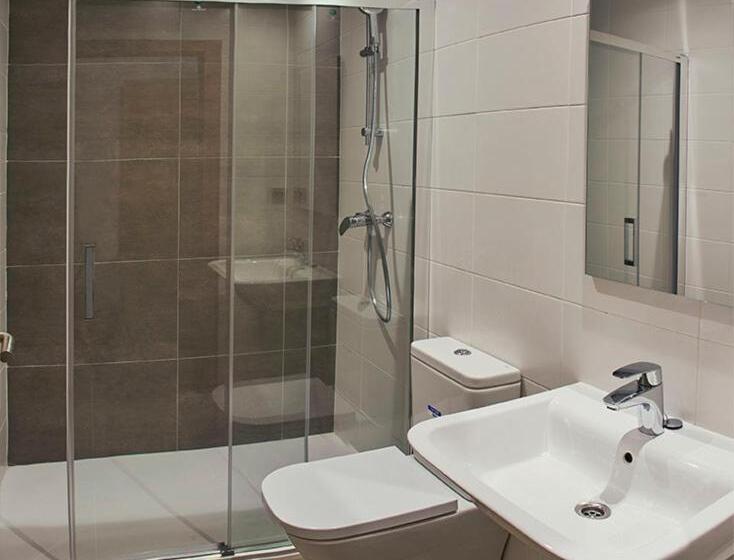 اتاق استاندارد چهار تخته, The Book Factory Hostel