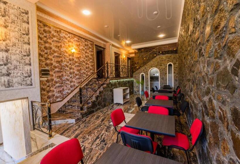اتاق استاندارد سه نفره, Rafting House