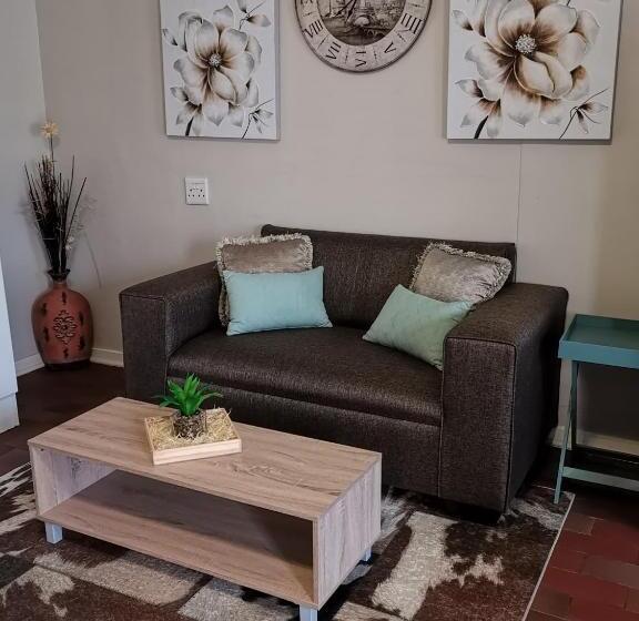 اتاق لوکس, Dr M Beauty Lounge And Guest House